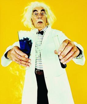 拿着实验试剂表情惊恐的科学家