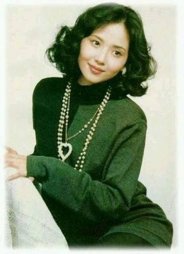 荧屏下的陶慧敏拥有一个幸福的家庭,她的先生商庆敏是一位普通的民舞