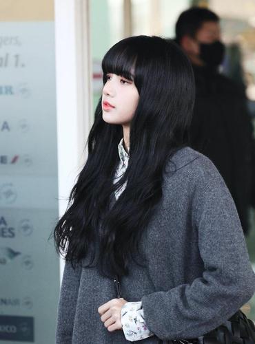 刚刚改变了黑色长直发发型的女神丽莎(lisa)悄悄卷曲了直发,再次在