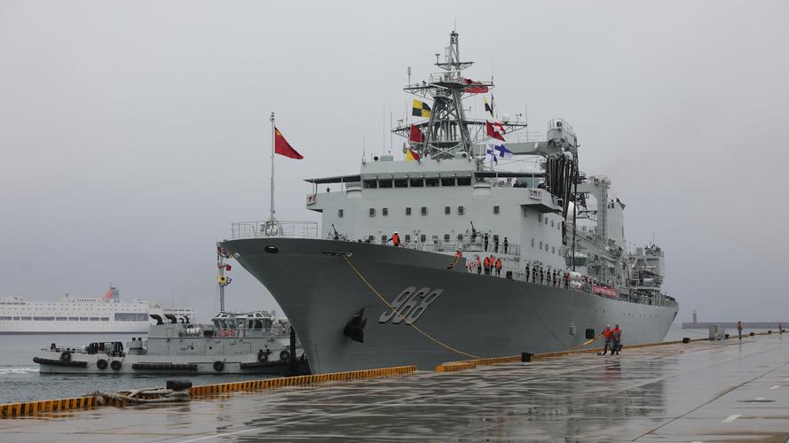 综合补给舰可可西里湖舰驶抵青岛某军港 秦慧鹏摄返航途中,编队圆满