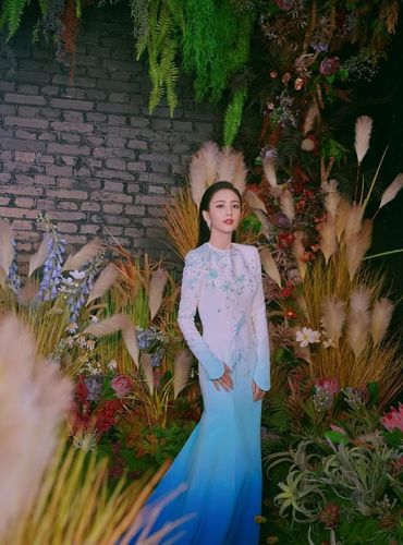 佟丽娅衣品开挂了,穿民族风长裙高贵优雅,不愧是"异域美女"