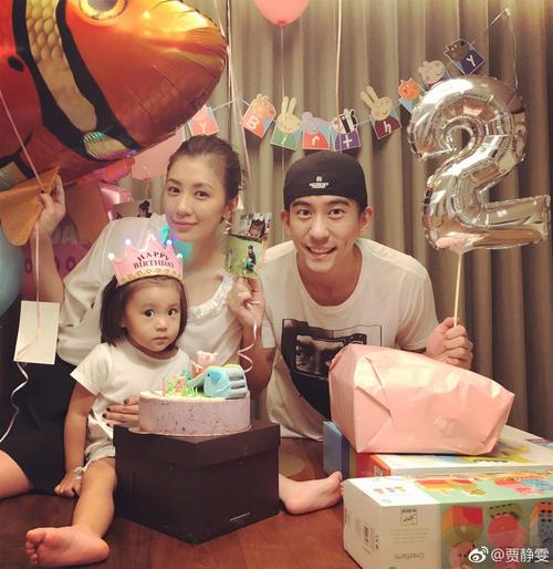 贾静雯一家五口拍摄亲子照 被女儿包围温馨幸福