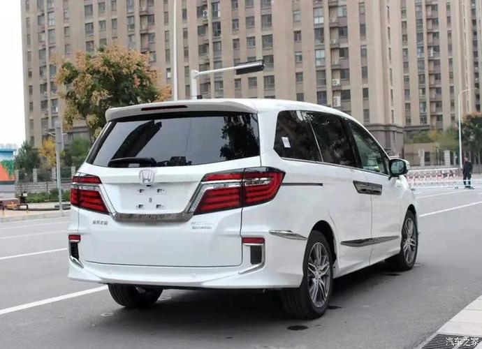 东风本田艾力绅,定位于中型mpv非常适合家庭使用.