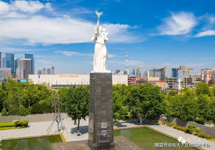 通高30米的"和平女神"像,寓意南京大屠杀中遇难的30万同胞;雕塑的底座