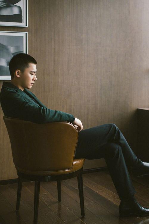 男星换平头拍写真,大衣穿上造型十分亮眼,阳光帅气的形象