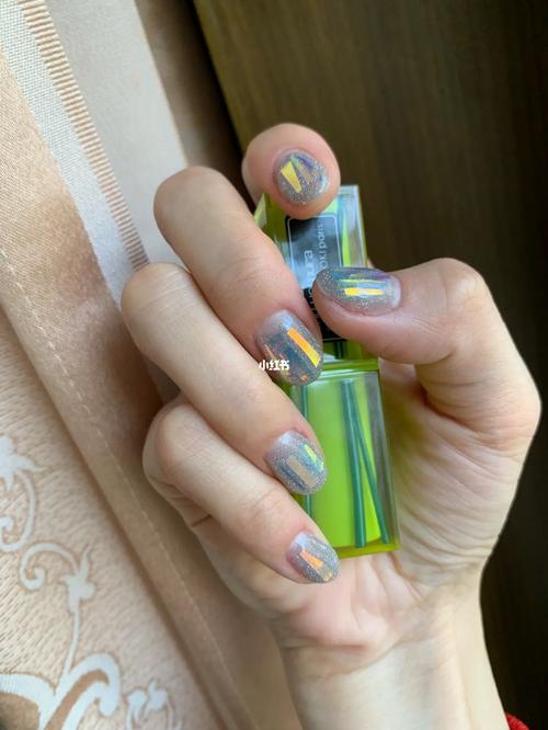 自己做镭射纸美甲_美甲_自己做美甲_暑假_教程_碎钻胶