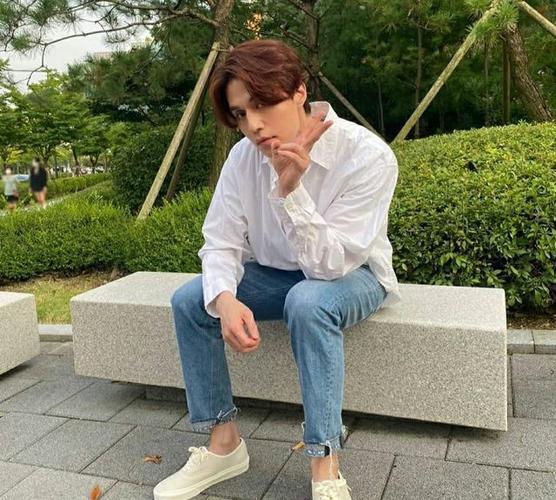 李栋旭长头发 绿西装造型引关注!以为是合成图,网友误