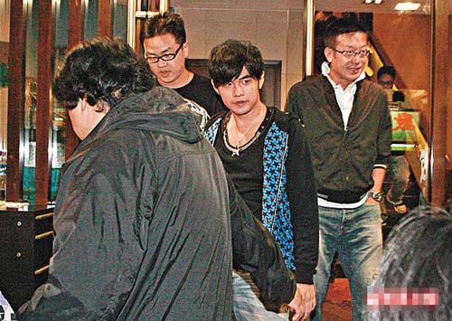 侯佩岑香港闪躲 周杰伦刘伟强共聚吃日料(图)