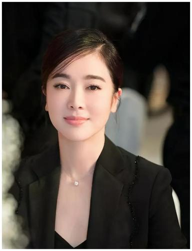 43岁左小青近照曝光,脸部浮肿显老,绯闻不断却嫁大20岁富商