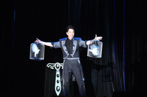 嘉宾表演 日本魔术师藤山新太郎 晚会结束后,很多大师在会场各个角落