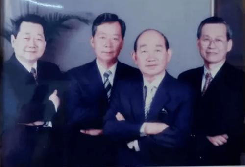 从左到右:谢国民,谢正民,谢大民,谢中民