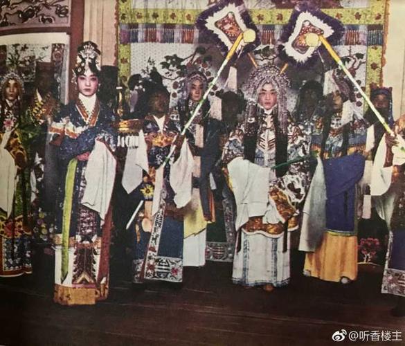 1924年,《麻姑献寿》,左二为穿着参考传统仕女图服饰的梅兰芳
