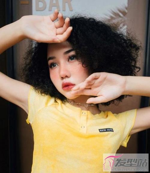 女生蓬松爆炸头look摩登洋气引领时尚潮流