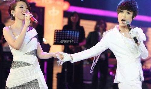 李宇春张靓颖演唱会pk一个适合看表演一个适合听歌曲