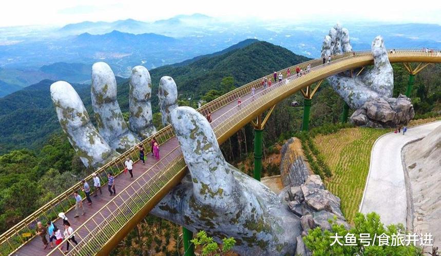 世界上创意独特的三只手, 托起了一座桥, "捏扁"了一棵树