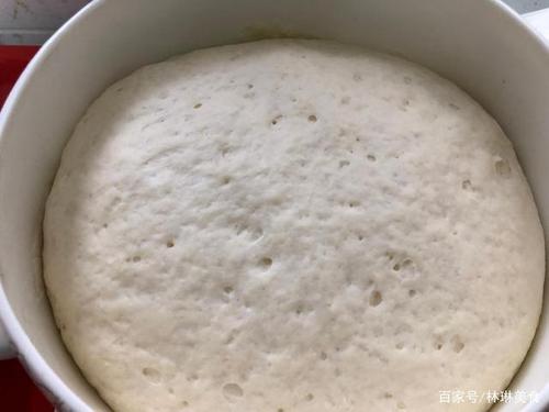 面团和好后,放到温暖地方,空调房,炕上,或者烧一锅60度左右的热水