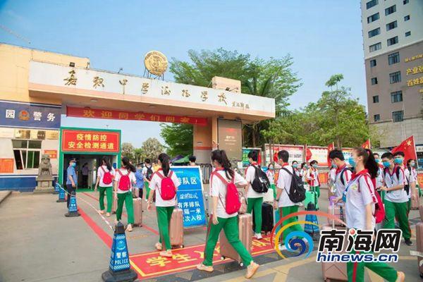 3月31日上午,琼海市嘉积中学海桂学校开展2020年春季学期高三,初三