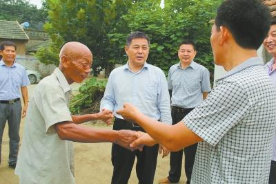 西华县委副书记,县长田庆杰(左三)到东营乡李方口村调研农村党建