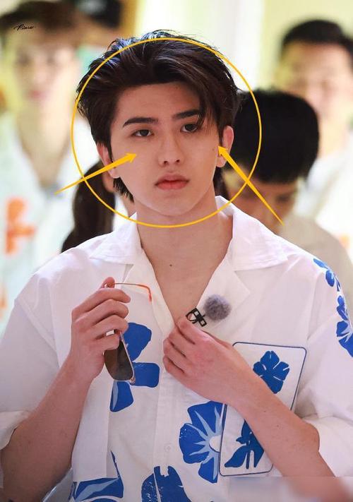 蔡徐坤近照生图曝光,直角肩一去不复返,脸部略显浮肿!