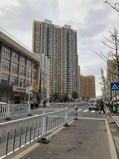 新光嘉园-"新区的动迁房,生活足够方便,就是周边工厂.