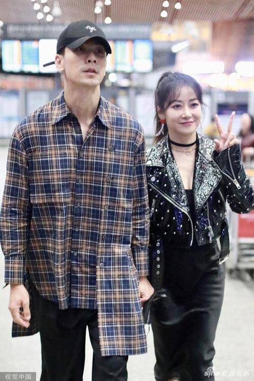 组图:陈紫函牵手老公戴向宇现身机场 单手比心笑眼弯弯