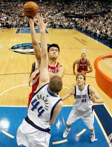 图文-[nba]火箭124-114小牛 姚明强攻布拉德利