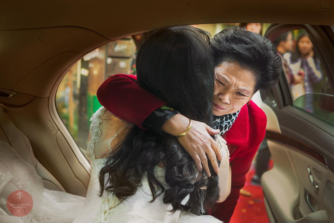 女儿出嫁的那一刻母亲哭了