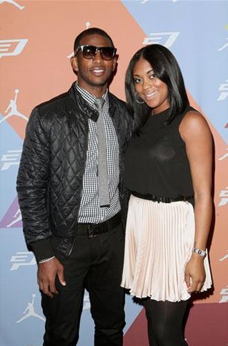 组图:快船集体庆祝保罗发布新鞋 娇妻美女助阵