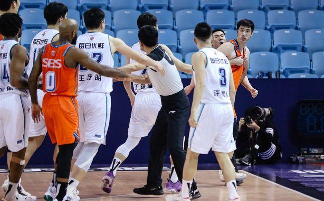 cba赛场爆发冲突许家晗黄毅超抢球时相互动手裁判员都拦不住