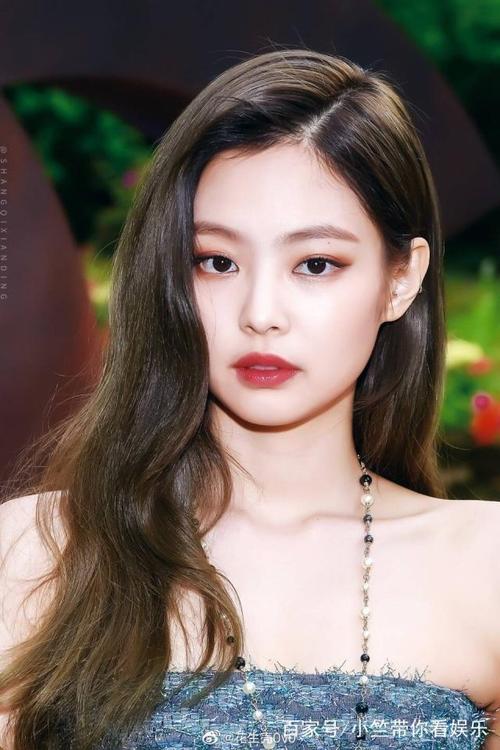 她是blackpink的师妹,12岁就是yg家练习生,美貌程度五