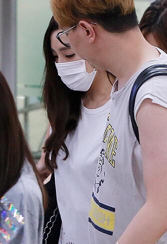 少女时代从东京返韩 黄美英独戴口罩显憔悴