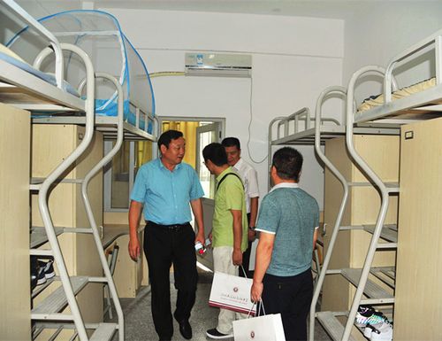 平顶山教育局考察团走进实验高中参观考察