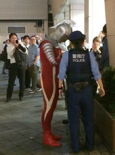 警察蜀黍前方出现奥特曼可是小怪兽呢