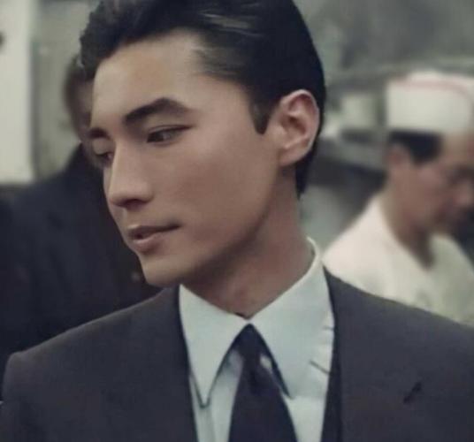 尊龙小时候被卖去学戏,高颜值的他被发现,现如今68岁孤独一人