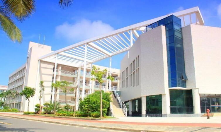 前身是创建于1958年的原华南热带农业大学与1983年组建的原海南大学