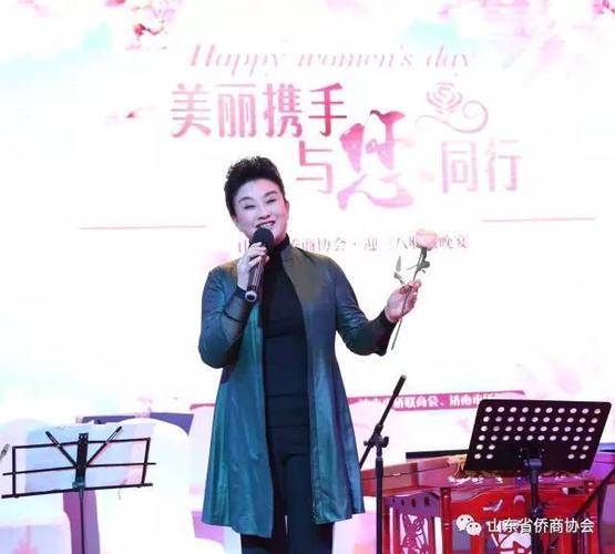 省文联副主席于联华上台高歌一曲《红梅赞》
