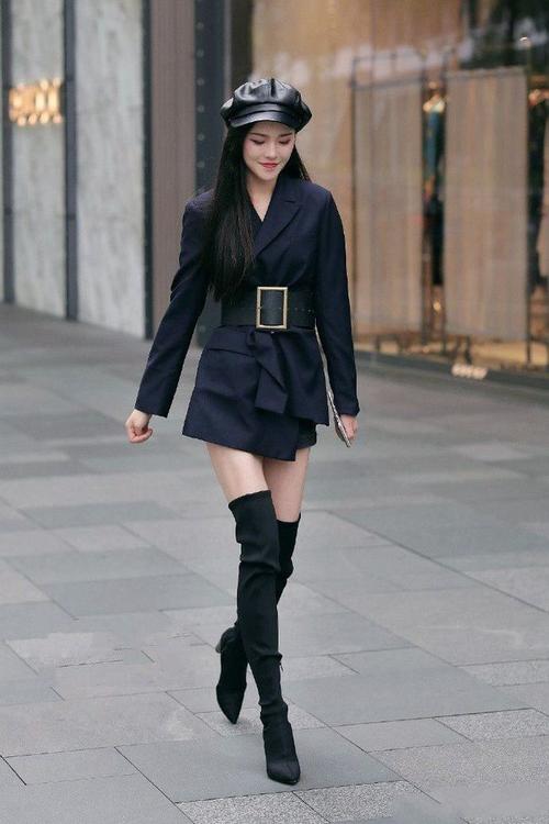苗条的身材小姐姐长筒靴搭配风衣轻松彰显时尚的好气质