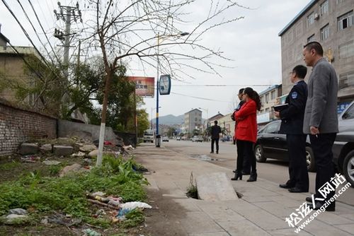 刘家场镇张承勋老中医诊所对面垃圾池周边不洁,有大量积存垃圾