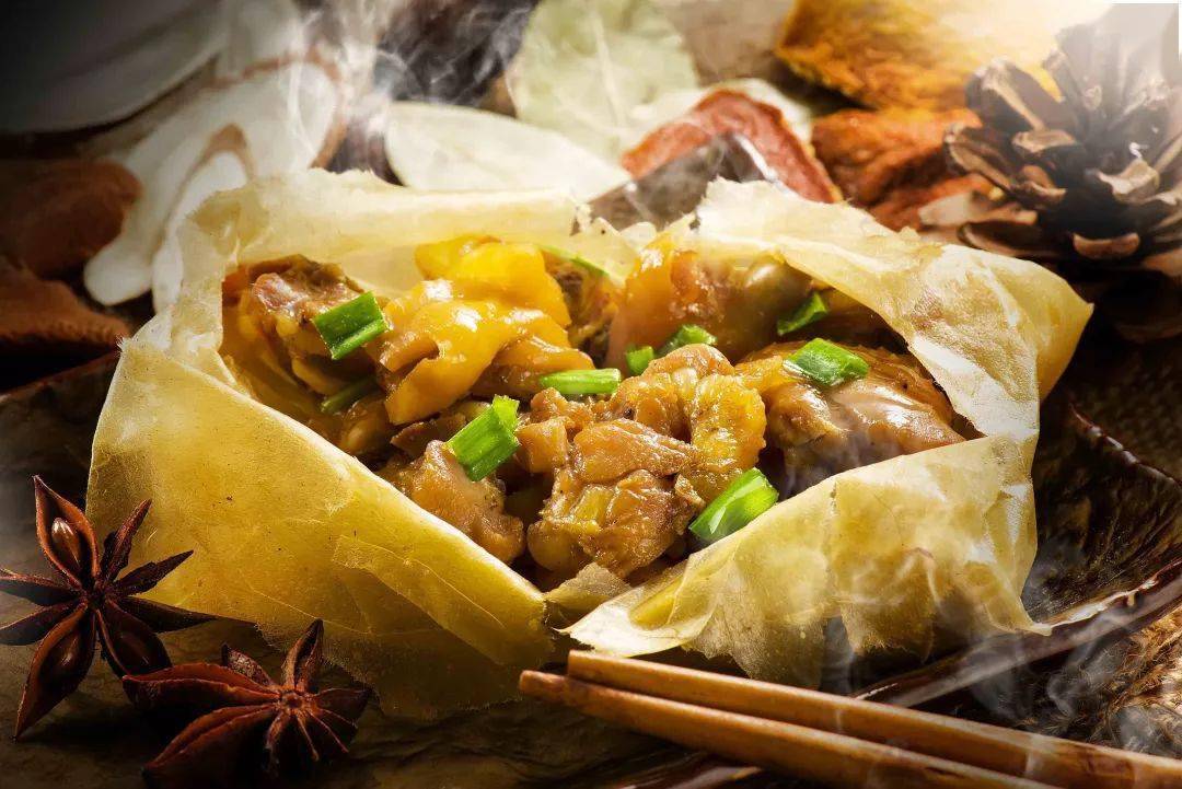 美食丨梧州纸包鸡,所谓"玉纸轻挑满堂香"