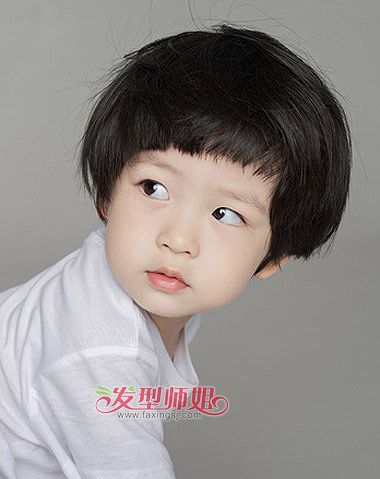 小女孩短发蝎子辫扎发发型,中分后向后做蝎子辫编发,手劲松一点好看.