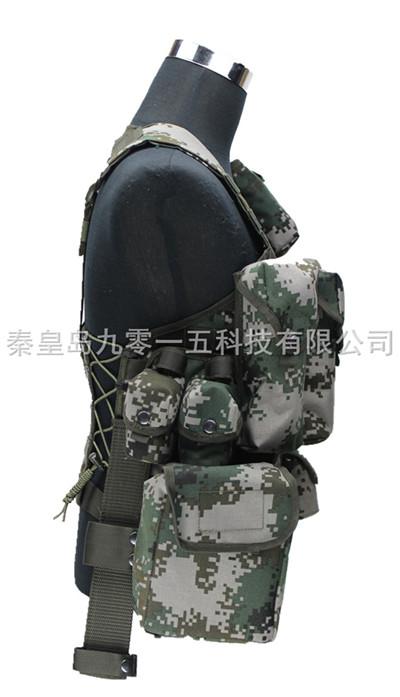 2006-通用单兵战斗携行具不分型号,可通过调节装置适应我军官兵