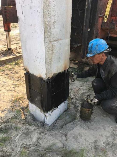 在方桩根部涂刷防腐沥青.