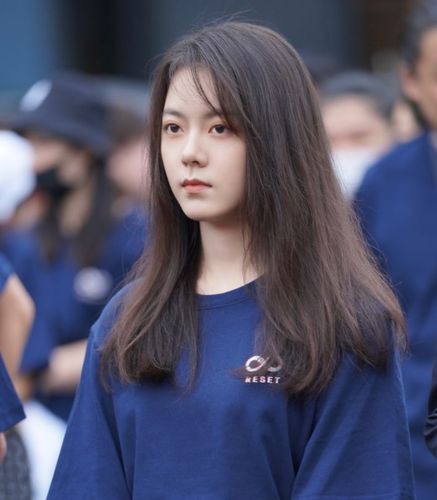 正文   赵今麦的新剧搭档白敬亭,在开机现场,赵今麦的长发造型也是