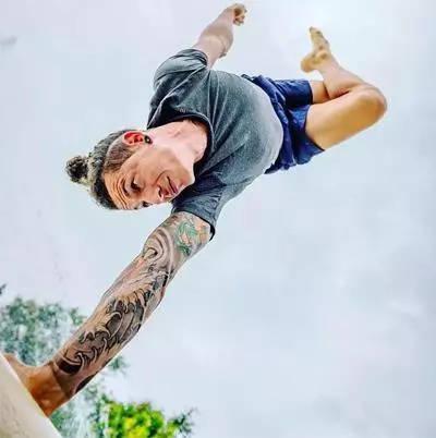 爱瑜伽倒立的男神们,男人练习瑜伽是件很酷的事!