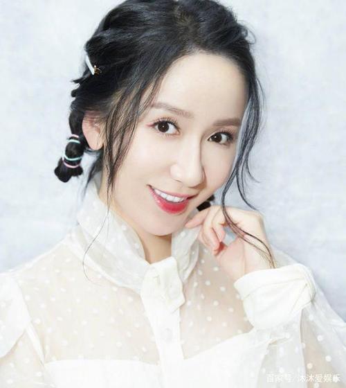 娄艺潇早期体操表演照,身体的折叠度让人惊叹,身材比例让人羡慕