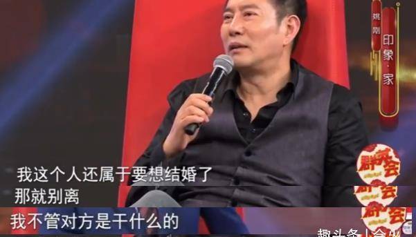 老戏骨姚刚现身酒局,满脸通红抱一大捧花送美女,51