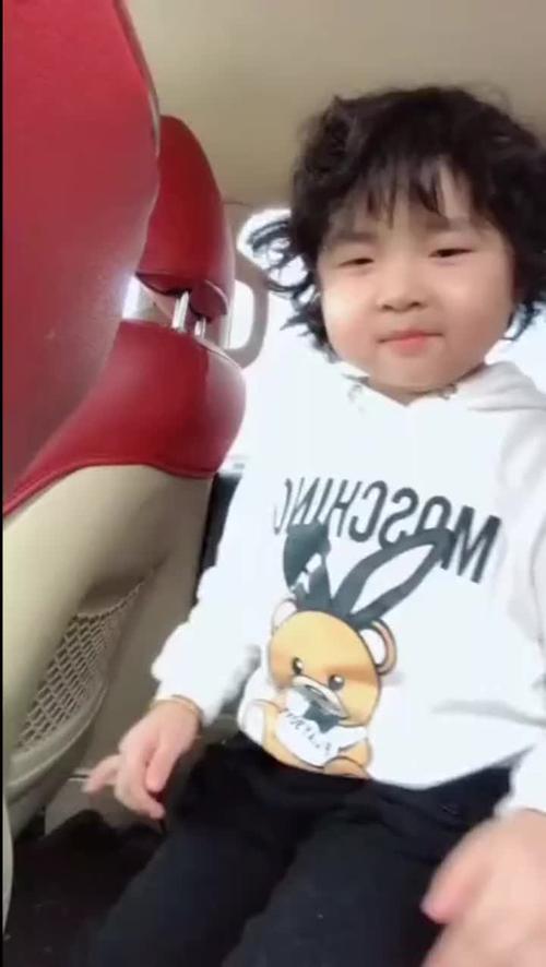 东北萌娃李欣蕊来袭,坐个车都不消停,这段手指舞表演的不错