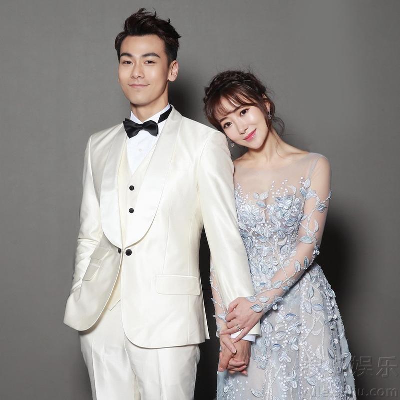 陈紫函穿礼服性感撩人与戴向宇北京办答谢宴牵手对视撒狗粮