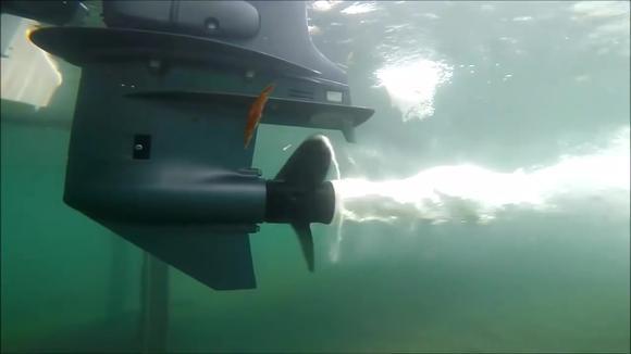 水下拍摄轮船启动时螺旋桨是如何变化的