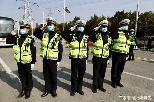 江城敬礼!武汉警察独特送别仪式让人泪目